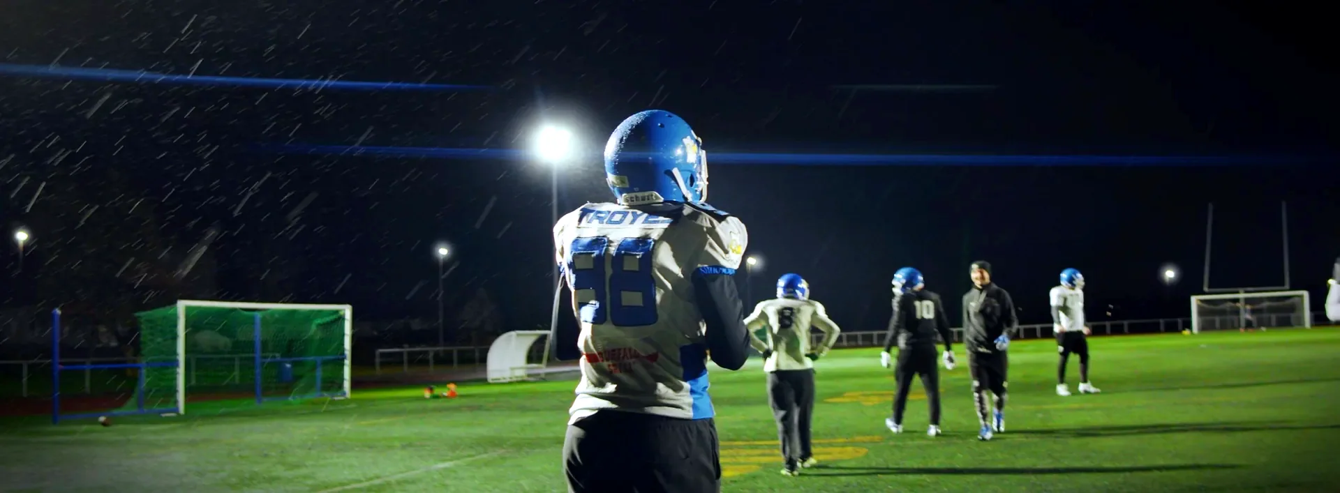 Match de football américain sur un terrain éclairé de nuit